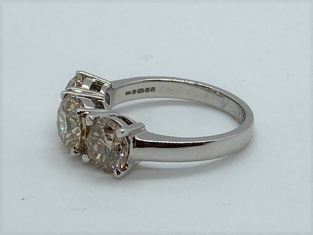 A stunning 18ct white gold three stone diamond ring, hallmarked, total weight approx 4.06cts, all - Bild 3 aus 6
