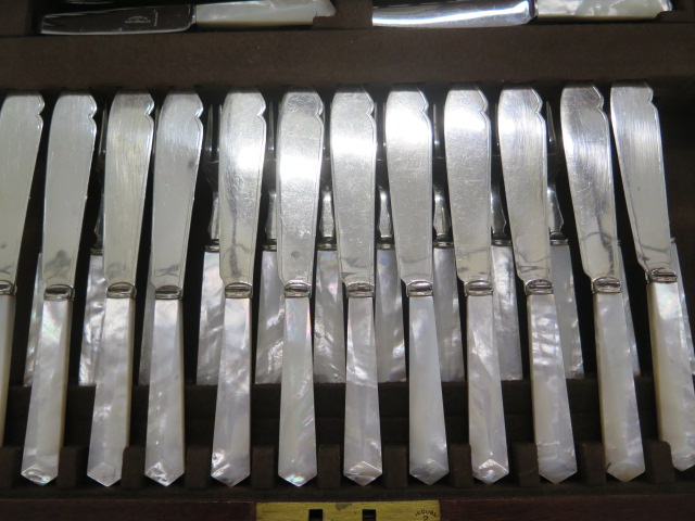 A good quality 12 setting service Canteen of Cutlery. The canteen was bought from Harrods probably - Image 6 of 9
