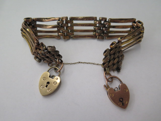 A 9ct yellow gold gatelink bracelet in worn and dented condition, approx 21.7 grams