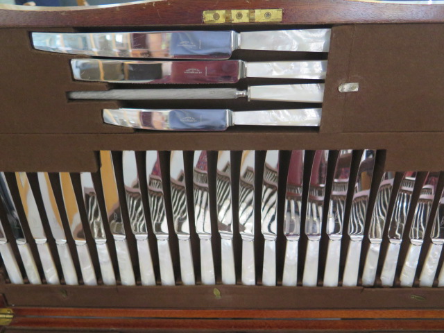 A good quality 12 setting service Canteen of Cutlery. The canteen was bought from Harrods probably - Image 7 of 9