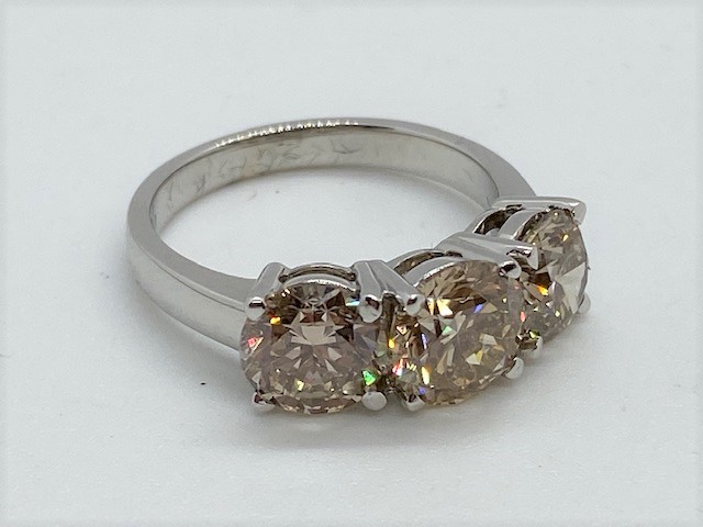 A stunning 18ct white gold three stone diamond ring, hallmarked, total weight approx 4.06cts, all - Bild 2 aus 6