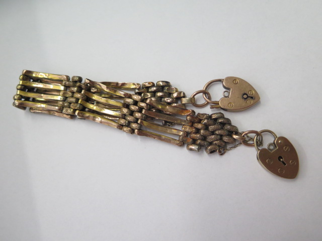 A 9ct yellow gold gatelink bracelet in worn and dented condition, approx 21.7 grams - Bild 2 aus 2