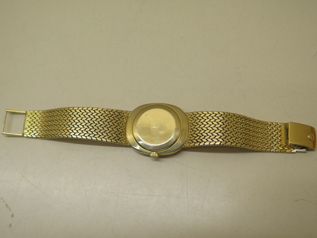 A Patek Philippe 18ct yellow gold mid size 1972 manual wind bracelet watch 23.300 calibre 18 rubis - Image 6 of 10