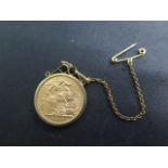 A George V gold full sovereign in a hallmarked 9ct mount, approx 9.6 grams
