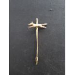 A 15ct yellow gold fox cravat pin, 5cm long, marked 15ct, approx 3.5 grams, in good condition