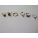 Four 14ct yellow gold rings and two white gold 14ct rings, sizes N/O/P/R/S, two are hallmarked