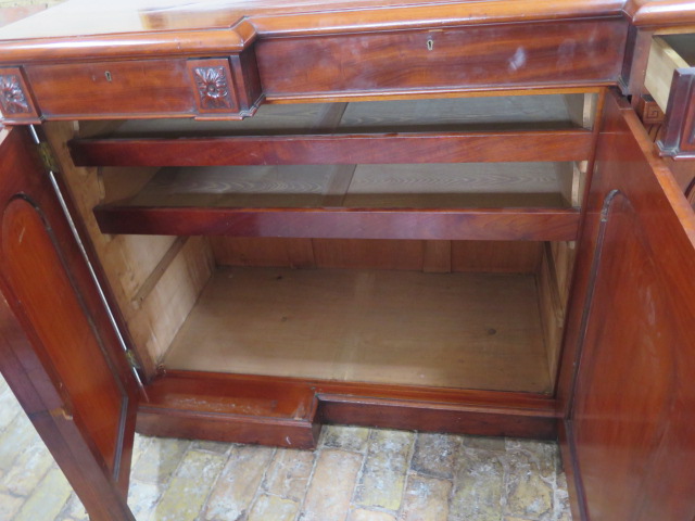 A good quality mahogany breakfront sideboard with two frieze drawers and three cupboard doors - Image 4 of 6