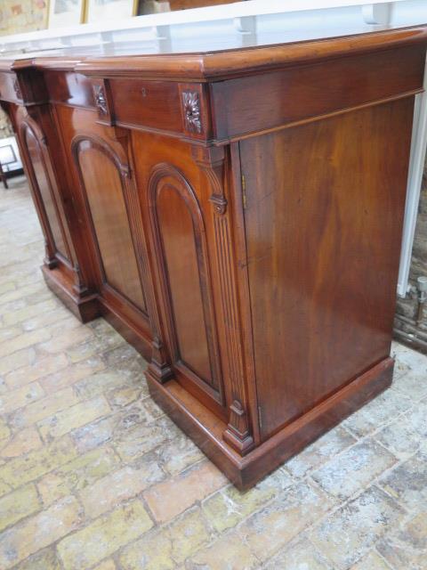 A good quality mahogany breakfront sideboard with two frieze drawers and three cupboard doors - Image 2 of 6