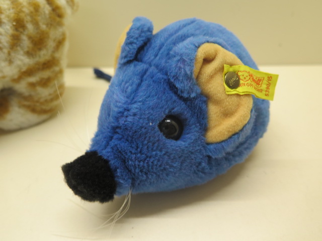 Three Steiff toys; a Steiff cosy felt blue mouse 5390/15, button and label intact; a Steiff small - Image 2 of 4