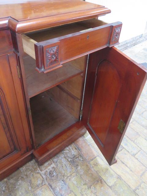 A good quality mahogany breakfront sideboard with two frieze drawers and three cupboard doors - Image 5 of 6