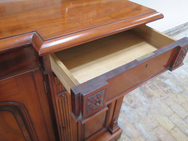 A good quality mahogany breakfront sideboard with two frieze drawers and three cupboard doors - Image 3 of 6