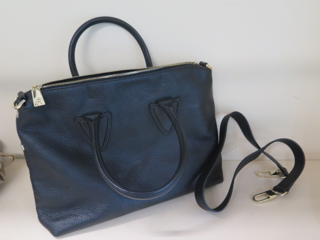 An Aignes black leather handbag, 33cm wide, in good condition - Image 3 of 4
