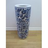 A blue and white stick stand 60 cm tall