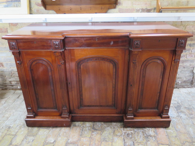 A good quality mahogany breakfront sideboard with two frieze drawers and three cupboard doors