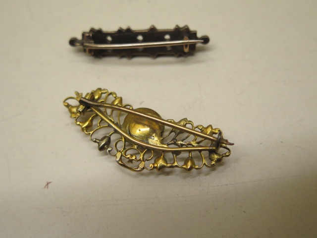 Four 9ct gold brooches, approx 7 grams and two gilt metal brooches, approx 9 grams - Image 5 of 6