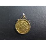 An Edward VII gold half sovereign in a 9ct gold pendant mount, approx 4.9 grams