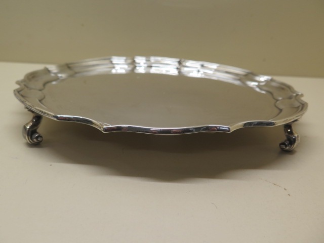 A silver salver, Sheffield 1918/19, James Deakin & Sons, 26cm diameter, in good condition, no - Image 3 of 3