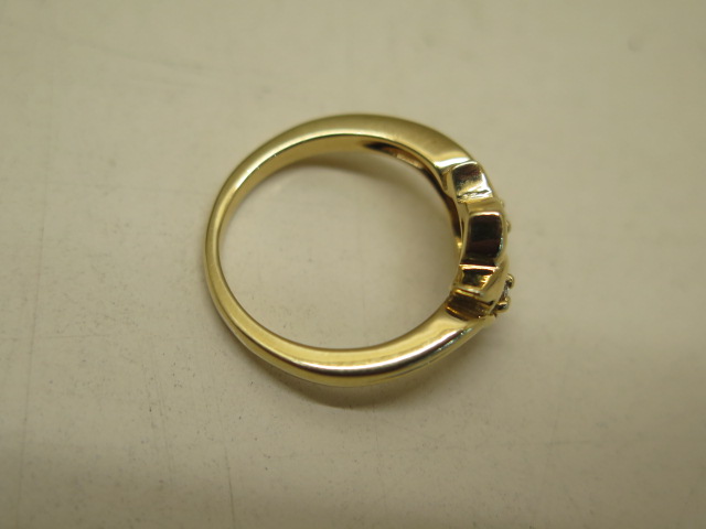 An 18ct yellow gold ladies dress ring, total weight approx 5.7 grams, incorporating three round - Image 3 of 3