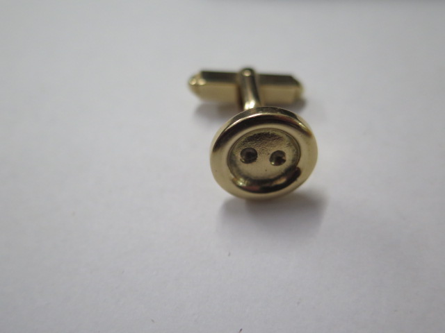 A pair of gold cufflinks, tests to approx 9ct, approx weight 13 grams, small test mark otherwise - Image 2 of 3