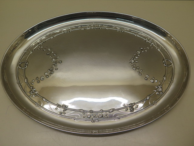 An embossed oval silver tray, London 1909/10 William Comyns no A789, 30cm x 23cm, approx 11.4 troy