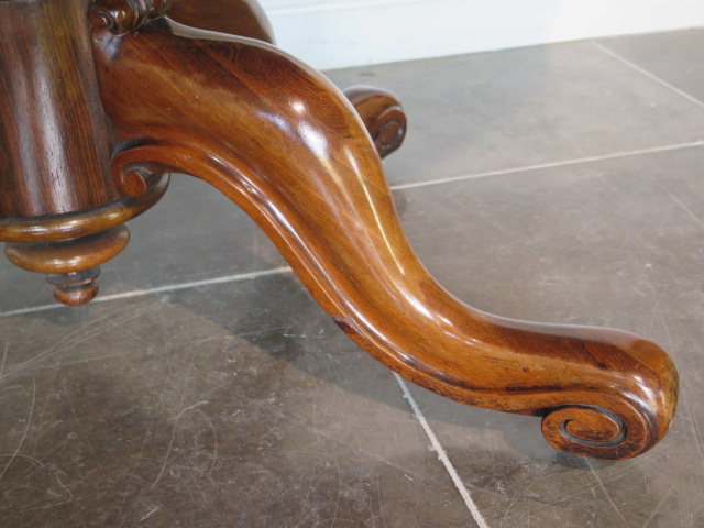 A good 19th century rosewood breakfast table with an oval 152cm x 120cm top on a carved quatrefoil - Image 5 of 8