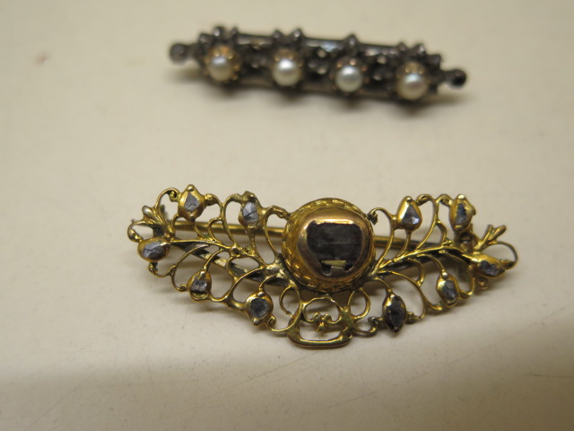 Four 9ct gold brooches, approx 7 grams and two gilt metal brooches, approx 9 grams - Image 4 of 6