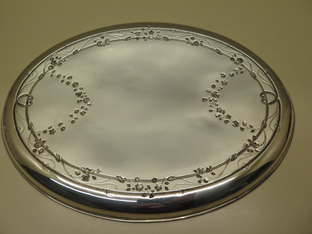An embossed oval silver tray, London 1909/10 William Comyns no A789, 30cm x 23cm, approx 11.4 troy - Image 2 of 3