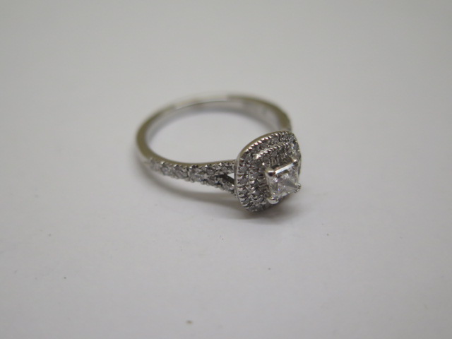 A hallmarked 18ct white gold diamond ring with one princess cut 0.30ct diamond, clarity VS2 colour - Image 4 of 8