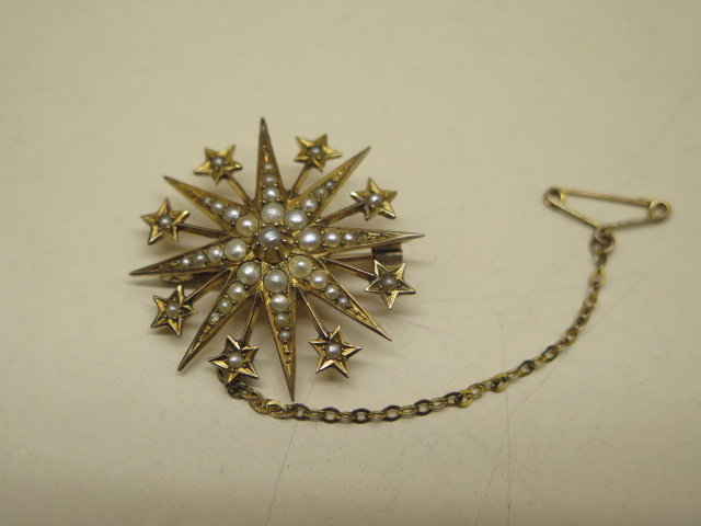 A hallmarked 9ct yellow gold pearl star brooch, 3cm wide, approx 5.6 grams, in good condition