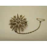 A hallmarked 9ct yellow gold pearl star brooch, 3cm wide, approx 5.6 grams, in good condition
