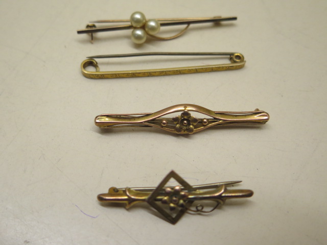 Four 9ct gold brooches, approx 7 grams and two gilt metal brooches, approx 9 grams - Image 2 of 6