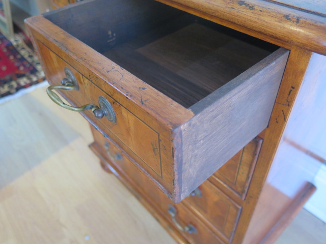 A yew oyster veneer chest of small proportions with two short over three long drawers on turned feet - Image 5 of 5