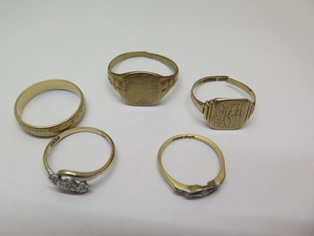 Five 9ct yellow gold rings, 2 signet rings have been cut, others size M/O/R, total weight approx