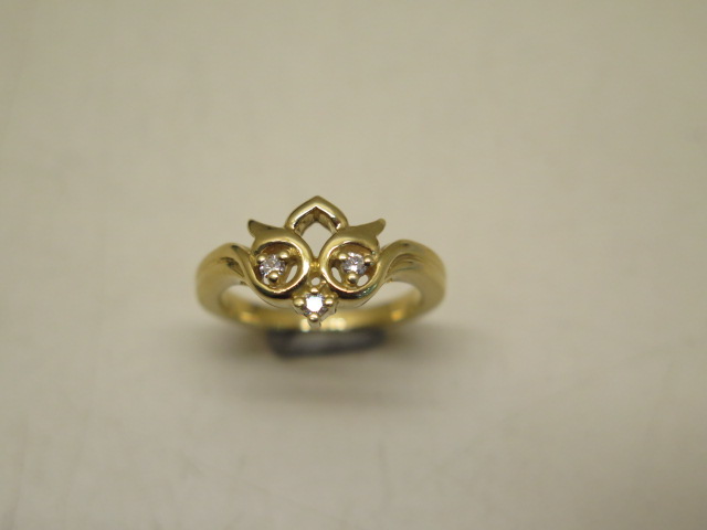 An 18ct yellow gold ladies dress ring, total weight approx 5.7 grams, incorporating three round