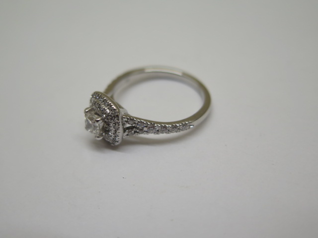 A hallmarked 18ct white gold diamond ring with one princess cut 0.30ct diamond, clarity VS2 colour - Image 5 of 8