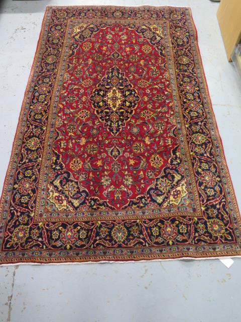 A hand knotted woollen fine Kashan rug, 2.20m x 1.35m, in good condition