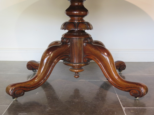 A good 19th century rosewood breakfast table with an oval 152cm x 120cm top on a carved quatrefoil - Image 4 of 8