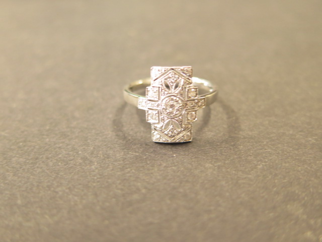 An 18ct white gold Art Deco style diamond ring, size O, diamonds are approx 0.25, marked 18K 750, in