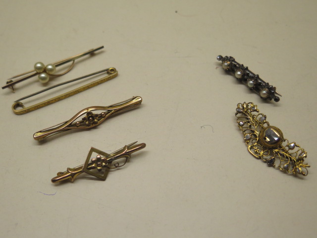 Four 9ct gold brooches, approx 7 grams and two gilt metal brooches, approx 9 grams