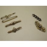 Four 9ct gold brooches, approx 7 grams and two gilt metal brooches, approx 9 grams
