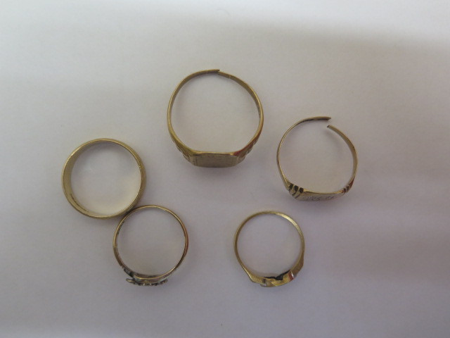 Five 9ct yellow gold rings, 2 signet rings have been cut, others size M/O/R, total weight approx - Image 2 of 2