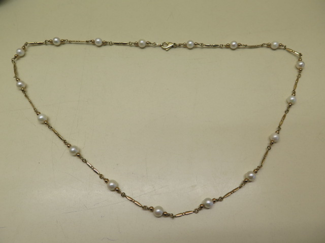 A 9ct yellow gold hallmarked pearl necklace, 60 cm long, pearls approx 6mm, total weight approx 15.4