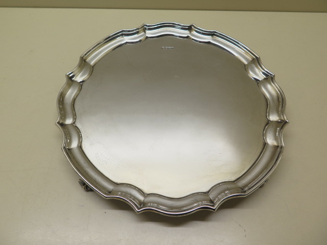 A silver salver, Sheffield 1918/19, James Deakin & Sons, 26cm diameter, in good condition, no