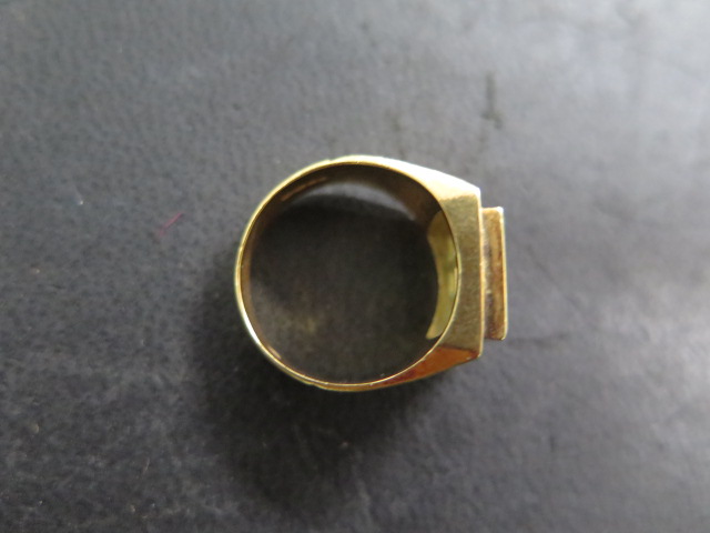 An 18ct yellow gold ring, missing a stone, size N, approx weight 9.4 grams - Image 3 of 3