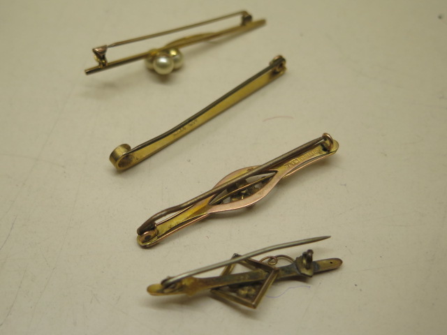 Four 9ct gold brooches, approx 7 grams and two gilt metal brooches, approx 9 grams - Image 3 of 6