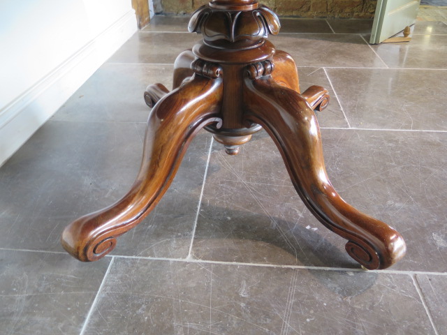 A good 19th century rosewood breakfast table with an oval 152cm x 120cm top on a carved quatrefoil - Image 7 of 8