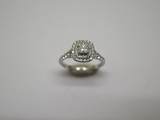 A hallmarked 18ct white gold diamond ring with one princess cut 0.30ct diamond, clarity VS2 colour - Image 3 of 8