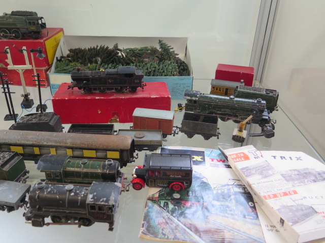 A collection of Trix rolling stock, buildings and five locos, all in play worn condition - Image 3 of 3