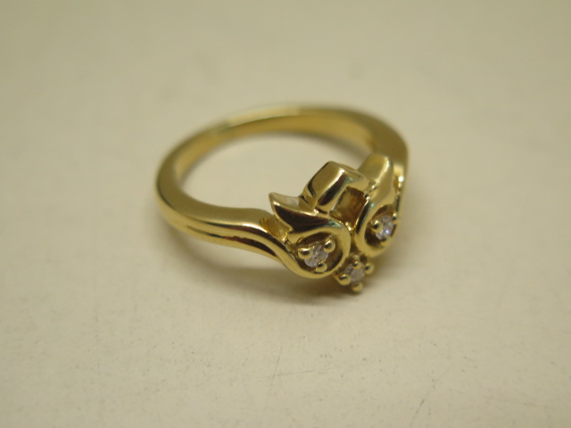 An 18ct yellow gold ladies dress ring, total weight approx 5.7 grams, incorporating three round - Image 2 of 3