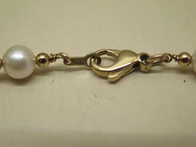 A 9ct yellow gold hallmarked pearl necklace, 60 cm long, pearls approx 6mm, total weight approx 15.4 - Image 2 of 2